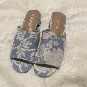 URBAN OUTFITTERS SMALL HEELED SANDALS